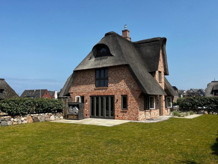 Appartement-Vermietung Bals - Rüm Hart - Horsatal 15b | Sylt | Wenningstedt, Reetdachhaus für 6 Personen mit 3 Schlafzimmer, 3 Badezimmer, Gäste WC, ca. 150 m2, Grundstück ca. 650 m2
