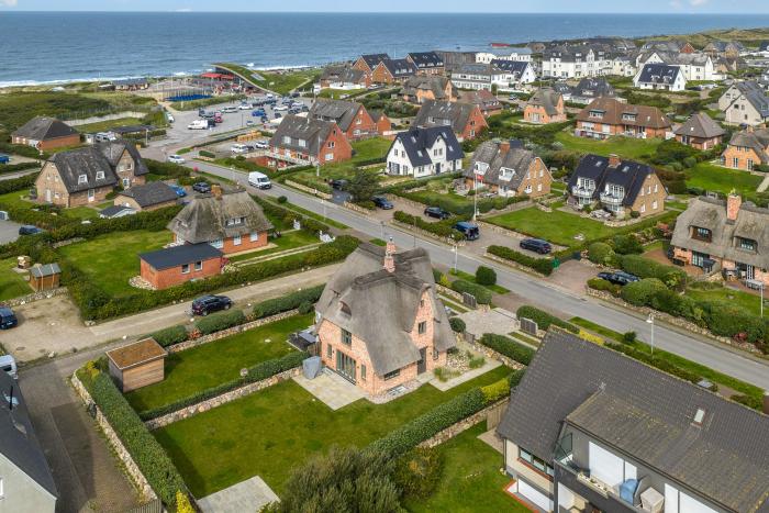 Appartement-Vermietung Bals - Rüm Hart - Horsatal 15b | Sylt | Wenningstedt, Reetdachhaus für 6 Personen mit 3 Schlafzimmer, 3 Badezimmer, Gäste WC, ca. 150 m2, Grundstück ca. 650 m2