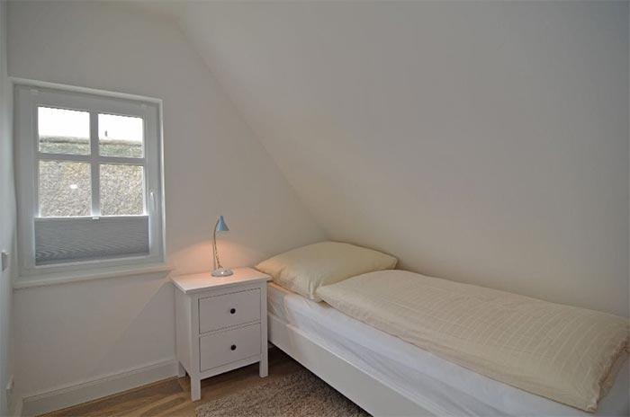 Appartement-Vermietung Bals -  - Bastianstraße 5c | Sylt | Westerland, Hausteil unter Reet für 3 Personen mit 2 Schlafzimmer, 1 Badezimmer, Gäste WC, ca. 69 m2