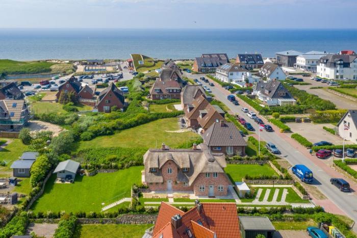 Appartement-Vermietung Bals - Reethüs - Risgap 13a Heide | Sylt | Wenningstedt, Reetdachhaus für 4 Personen mit 2 Schlafzimmer, 2 Badezimmer, ca. 143 m2