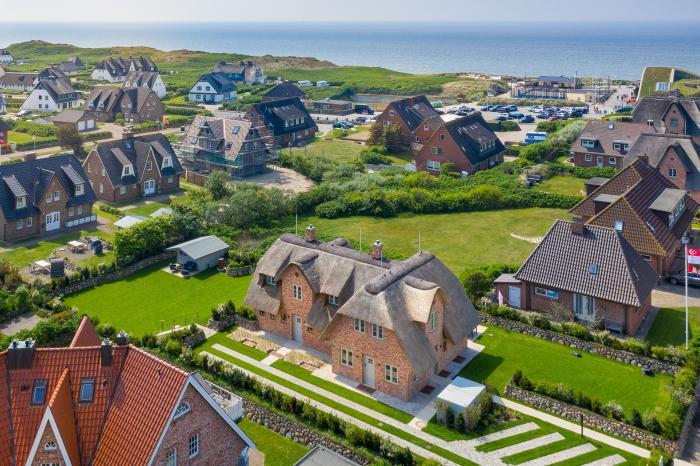 Appartement-Vermietung Bals - Reethüs - Risgap 13a Heide | Sylt | Wenningstedt, Reetdachhaus für 4 Personen mit 2 Schlafzimmer, 3 Badezimmer, ca. 153 m2