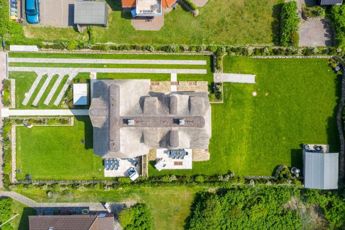 Appartement-Vermietung Bals - Reethüs - Risgap 13a Heide | Sylt | Wenningstedt, Reetdachhaus für 4 Personen mit 2 Schlafzimmer, 3 Badezimmer, ca. 153 m2