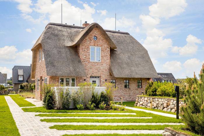 Appartement-Vermietung Bals - Reethüs - Risgap 13a Heide | Sylt | Wenningstedt, Reetdachhaus für 4 Personen mit 2 Schlafzimmer, 3 Badezimmer, ca. 153 m2