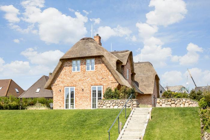 Appartement-Vermietung Bals - Reethüs - Risgap 13b Düne | Sylt | Wenningstedt, Reetdachhaus für 4 Personen mit 2 Schlafzimmer, 3 Badezimmer, Gäste WC, ca. 185 m2