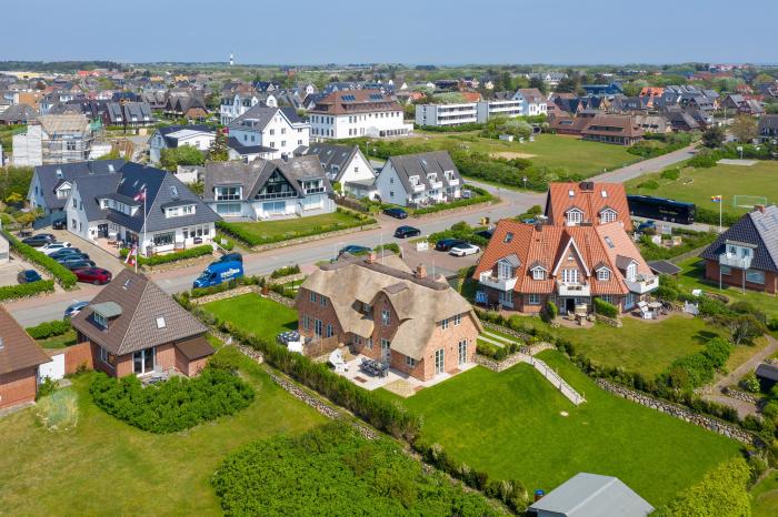Appartement-Vermietung Bals - Reethüs - Risgap 13b Düne | Sylt | Wenningstedt, Reetdachhaus für 4 Personen mit 2 Schlafzimmer, 3 Badezimmer, Gäste WC, ca. 185 m2