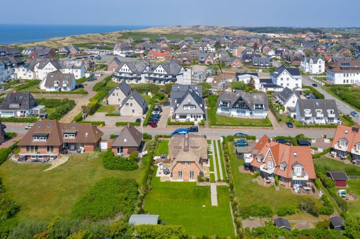Appartement-Vermietung Bals - Reethüs - Risgap 13b Düne | Sylt | Wenningstedt, Reetdachhaus für 4 Personen mit 2 Schlafzimmer, 3 Badezimmer, Gäste WC, ca. 185 m2
