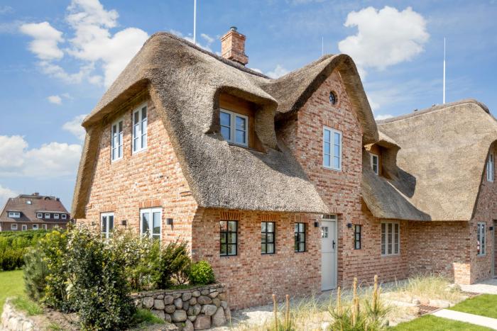 Appartement-Vermietung Bals - Reethüs - Risgap 13b Düne | Sylt | Wenningstedt, Reetdachhaus für 4 Personen mit 2 Schlafzimmer, 3 Badezimmer, Gäste WC, ca. 185 m2
