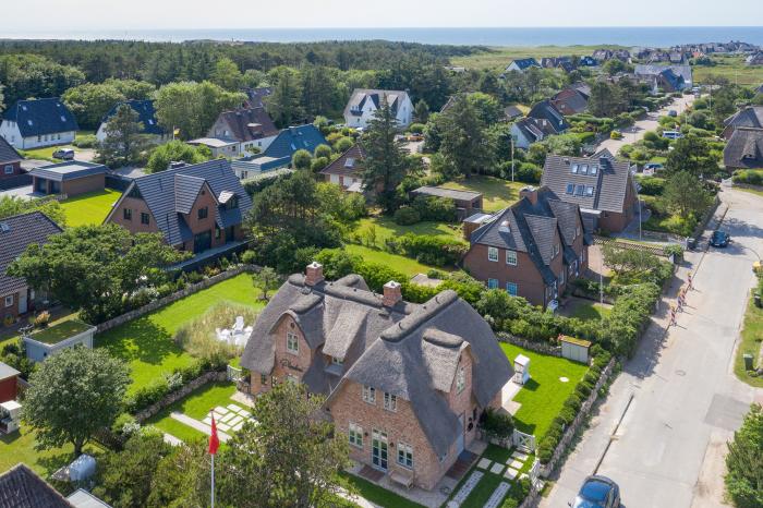 Appartement-Vermietung Bals - Plauderei - Heidekamp 18b | Sylt | Wenningstedt, Reetdachhaus für 7 Personen mit 4 Schlafzimmer, 3 Badezimmer, ca. 166 m2