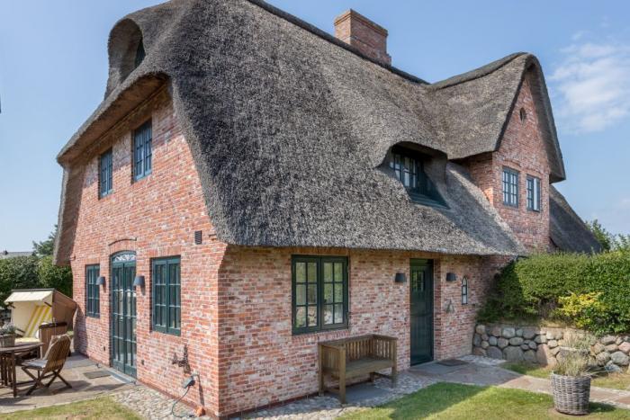 Appartement-Vermietung Bals - Homely House - Am Dorfteich 17a | Sylt | Wenningstedt, Reetdachhaus für 6 Personen mit 4 Schlafzimmer, 2 Badezimmer, Gäste WC, ca. 140 m2