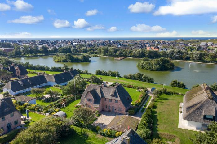 Appartement-Vermietung Bals - Lipping Hüs - Kirchenweg 4b | Sylt | Wenningstedt, Reetdachhaus für 7 Personen mit 4 Schlafzimmer, 2 Badezimmer, Gäste WC, ca. 165 m2, Grundstück ca. 510 m2