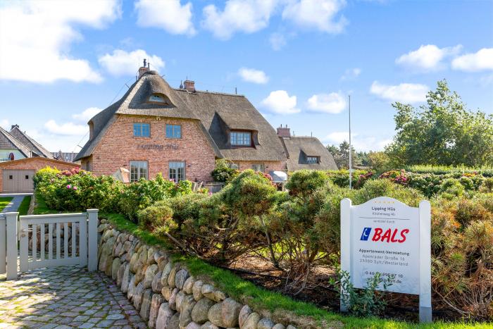 Appartement-Vermietung Bals - Lipping Hüs - Kirchenweg 4b | Sylt | Wenningstedt, Reetdachhaus für 7 Personen mit 4 Schlafzimmer, 2 Badezimmer, Gäste WC, ca. 165 m2, Grundstück ca. 510 m2