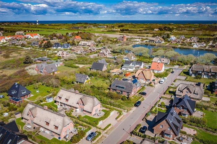 Appartement-Vermietung Bals -  - Lerchenweg 10b | Sylt | Wenningstedt, Reetdachhaus für 8 Personen mit 4 Schlafzimmer, 4 Badezimmer, Gäste WC, ca. 206 m2, Grundstück ca. 450 m2