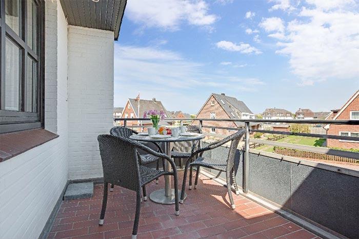 Appartement-Vermietung Bals - Haus Atlantik - Strandstraße 17 | Wohnung 26 | Sylt | Wenningstedt, 3-Zimmer-OG-Wohnung  | Maisonette für 4 Personen mit 2 Schlafzimmer, 2 Badezimmer, ca. 78 m2
