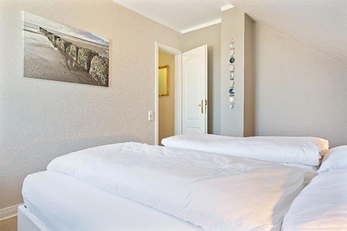 Appartement-Vermietung Bals - Haus Atlantik - Strandstraße 17 | Wohnung 26 | Sylt | Wenningstedt, 3-Zimmer-OG-Wohnung  | Maisonette für 4 Personen mit 2 Schlafzimmer, 2 Badezimmer, ca. 78 m2