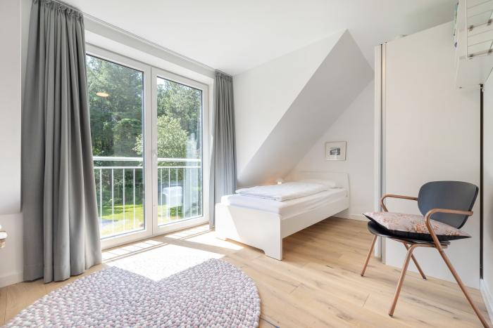 Appartement-Vermietung Bals -  - Fichtenweg 8b | Sylt | Westerland, Hausteil für 6 Personen mit 3 Schlafzimmer, 3 Badezimmer, Gäste WC, ca. 145 m2