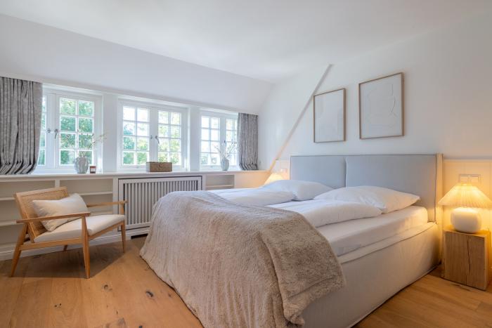 Appartement-Vermietung Bals -  - Westerhörn 13 | Sylt | Keitum, Reetdachhaus für 6 Personen mit 3 Schlafzimmer, 3 Badezimmer, Gäste WC, ca. 210 m2, Grundstück ca. 720 m2