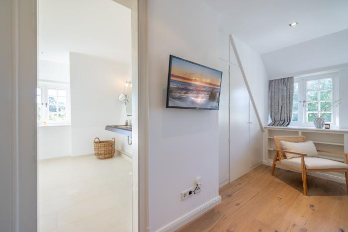 Appartement-Vermietung Bals -  - Westerhörn 13 | Sylt | Keitum, Reetdachhaus für 6 Personen mit 3 Schlafzimmer, 3 Badezimmer, Gäste WC, ca. 210 m2, Grundstück ca. 720 m2