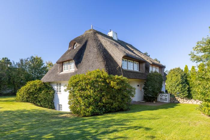 Appartement-Vermietung Bals -  - Westerhörn 13 | Sylt | Keitum, Reetdachhaus für 6 Personen mit 3 Schlafzimmer, 3 Badezimmer, Gäste WC, ca. 210 m2, Grundstück ca. 720 m2