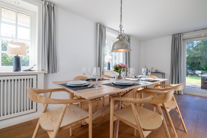 Appartement-Vermietung Bals -  - Westerhörn 13 | Sylt | Keitum, Reetdachhaus für 6 Personen mit 3 Schlafzimmer, 3 Badezimmer, Gäste WC, ca. 210 m2, Grundstück ca. 720 m2