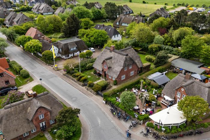 Appartement-Vermietung Bals - Friesenhaus Erika - Westerhörn 6 | Sylt | Keitum, Reetdachhaus für 5 Personen mit 3 Schlafzimmer, 2 Badezimmer, Gäste WC, ca. 110 m2
