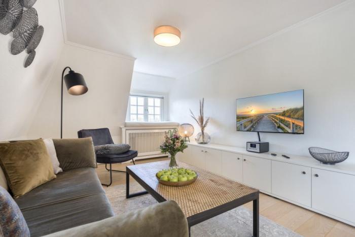 Appartement-Vermietung Bals - Friesenhaus Erika - Westerhörn 6 | Wohnung 1 | Sylt | Keitum, 2-Zimmer-OG-Wohnung unter Reet für 2 Personen mit 1 Schlafzimmer, 1 Badezimmer, ca. 45 m2