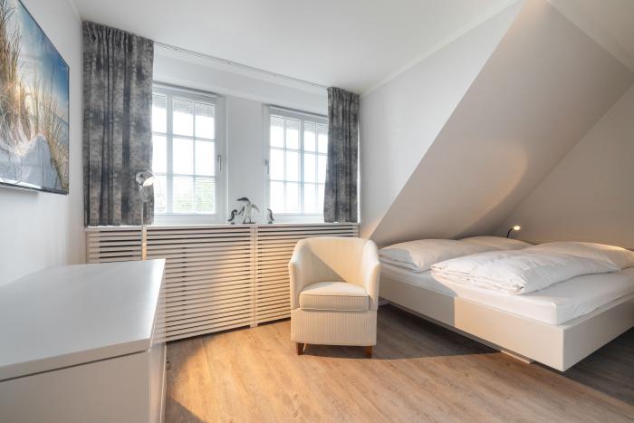 Appartement-Vermietung Bals -  - Klenterdeel 3e | Sylt | Keitum, Hausteil unter Reet für 6 Personen mit 3 Schlafzimmer, 2 Badezimmer, Gäste WC, ca. 150 m2