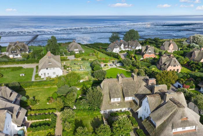 Appartement-Vermietung Bals -  - Klenterdeel 3e | Sylt | Keitum, Hausteil unter Reet für 6 Personen mit 3 Schlafzimmer, 2 Badezimmer, Gäste WC, ca. 150 m2