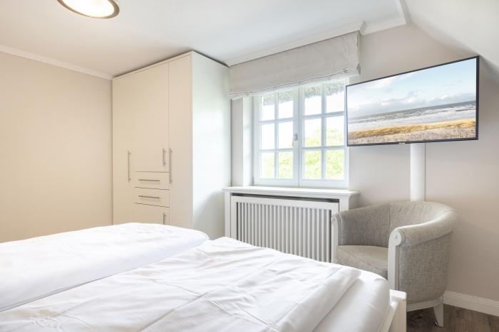 Appartement-Vermietung Bals - Landhaus Süderhof - Keitumer Süderstraße 6 | Wohnung 20 | Sylt | Keitum, 3-Zimmer-OG-Wohnung unter Reet  | Maisonette für 4 Personen mit 2 Schlafzimmer, 1 Badezimmer, ca. 75 m2