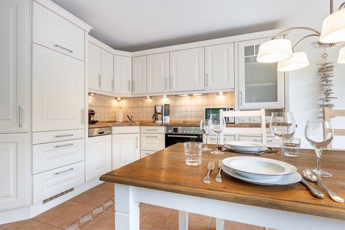 Appartement-Vermietung Bals - Haus Elaine - Bomhoffstraße 13 | Wohnung 16 | Sylt | Westerland, 2-Zimmer-EG-Wohnung für 2 Personen mit 1 Schlafzimmer, 1 Badezimmer, ca. 60 m2, Garage