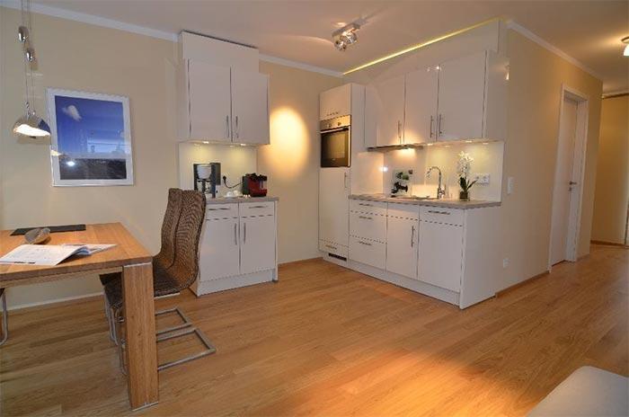 Appartement-Vermietung Bals - Villa Strauch - Elisabethstraße 17 | Wohnung 2.1 | Sylt | Westerland, 2-Zimmer-Wohnung im 2. OG für 2 Personen mit 1 Schlafzimmer, 1 Badezimmer, ca. 55 m2, Fahrstuhl im Haus