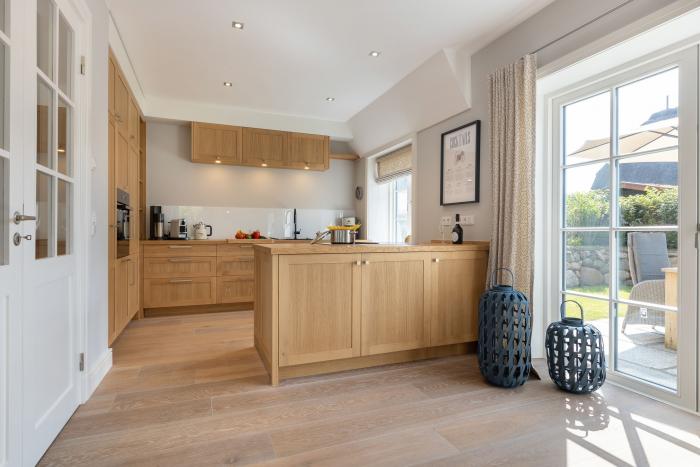 Appartement-Vermietung Bals - Friesenhaus Lavinia - Strandstraße 22b | Sylt | Wenningstedt, Reetdachhaus für 7 Personen mit 4 Schlafzimmer, 4 Badezimmer, Gäste WC, ca. 155 m2