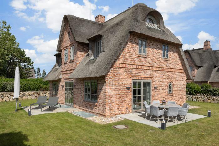 Sylt Reetdachhaus  Spuren im Sand in Braderuper Stra&szlig;e 8, Wenningstedt