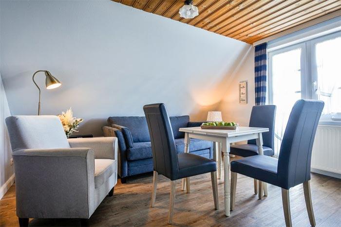 Appartement-Vermietung Bals - Landhaus Feldlerche - Horsatal 4 | Wohnung 3 | Sylt | Wenningstedt, 3-Zimmer-OG-Wohnung  | Maisonette für 3 Personen mit 2 Schlafzimmer, 1 Badezimmer, ca. 57 m2