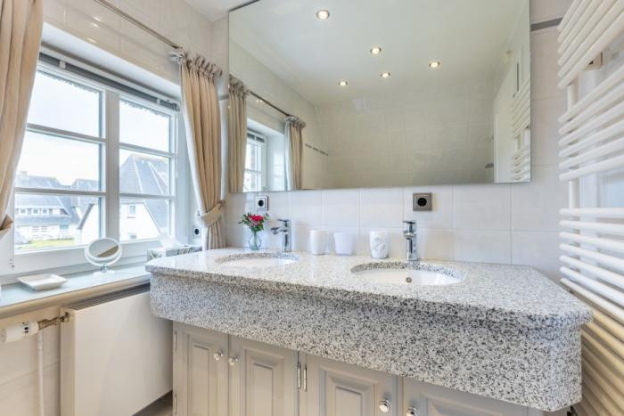 Appartement-Vermietung Bals - Ferienhaus Meeresrauschen - Im Grund 18d | Sylt | Wenningstedt, Reetdachhaus für 2 Personen mit 1 Schlafzimmer, 2 Badezimmer, Gäste WC, ca. 135 m2