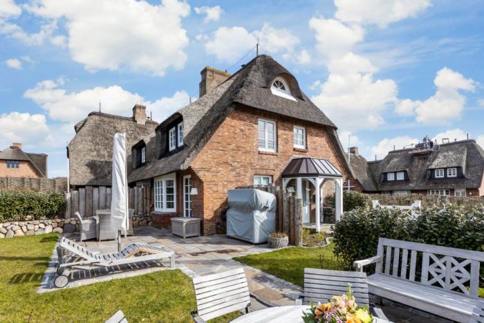 Appartement-Vermietung Bals - Ferienhaus Meeresrauschen - Im Grund 18d | Sylt | Wenningstedt, Reetdachhaus für 2 Personen mit 1 Schlafzimmer, 2 Badezimmer, Gäste WC, ca. 135 m2