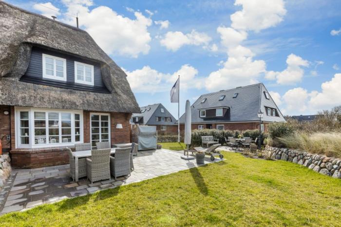 Appartement-Vermietung Bals - Ferienhaus Meeresrauschen - Im Grund 18d | Sylt | Wenningstedt, Reetdachhaus für 2 Personen mit 1 Schlafzimmer, 2 Badezimmer, Gäste WC, ca. 135 m2